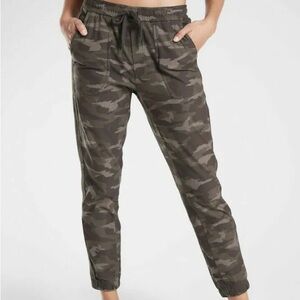 Athleta Farallon camo jogger size 4.